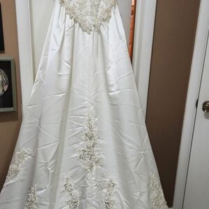 Elegant Ivory  Vintage Wedding Gown with Lace Details